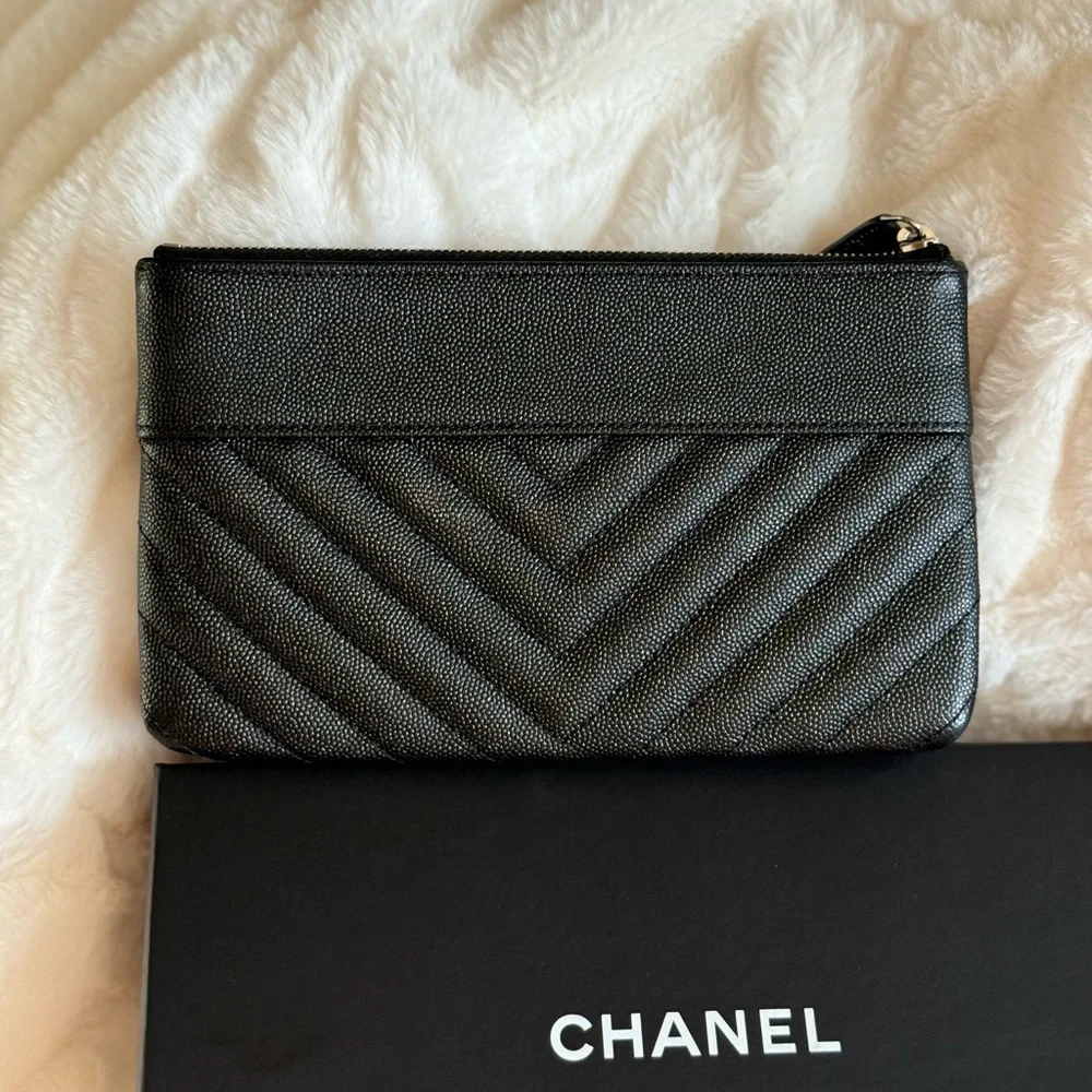 Chanel
Mademoiselle Vintage O Case Pouch Chevron Metallic Caviar - Picture 3 of 14